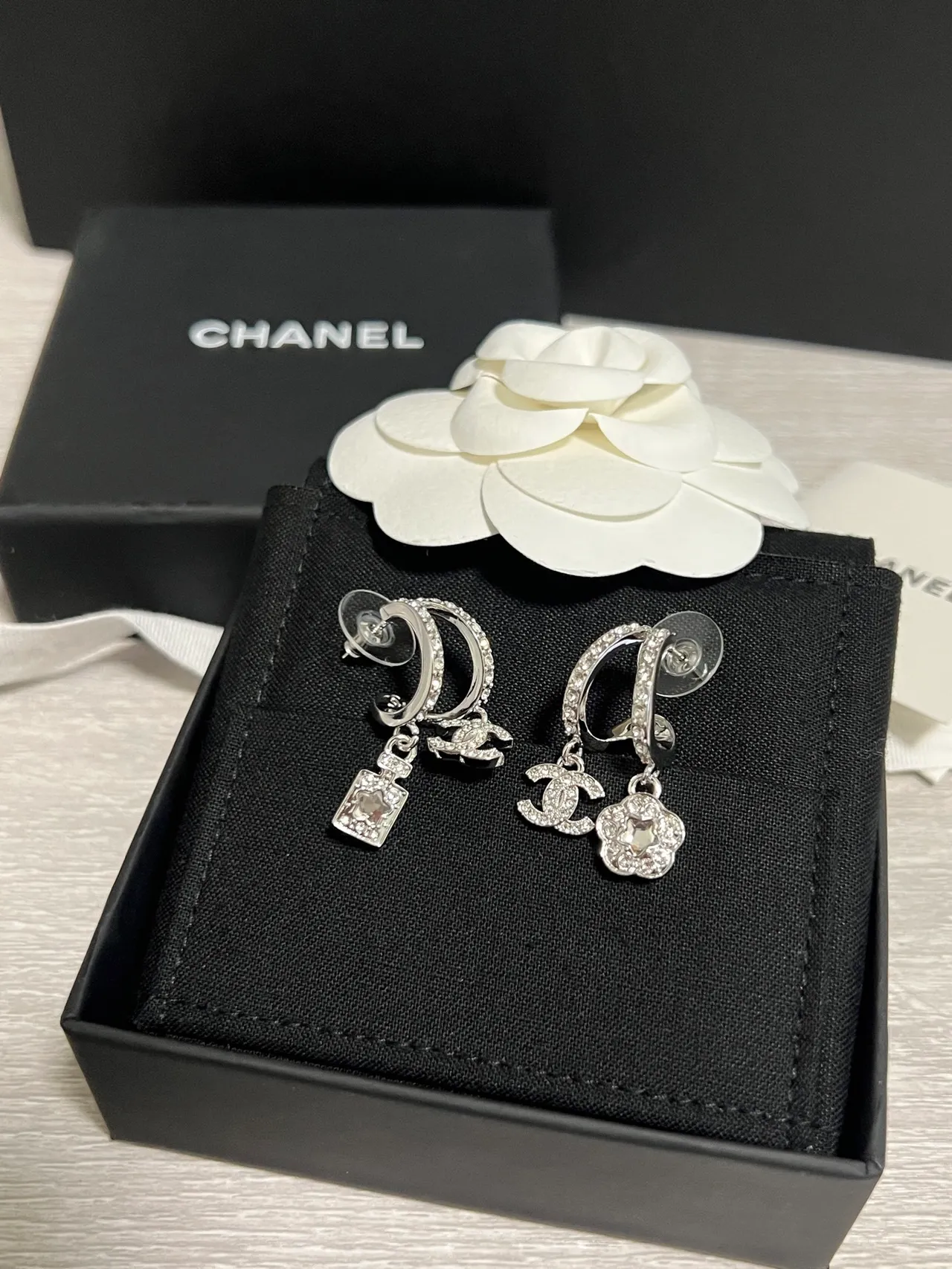Chanel كاميليا و لك بافيه كريستال أقراط غير متماثلة 7