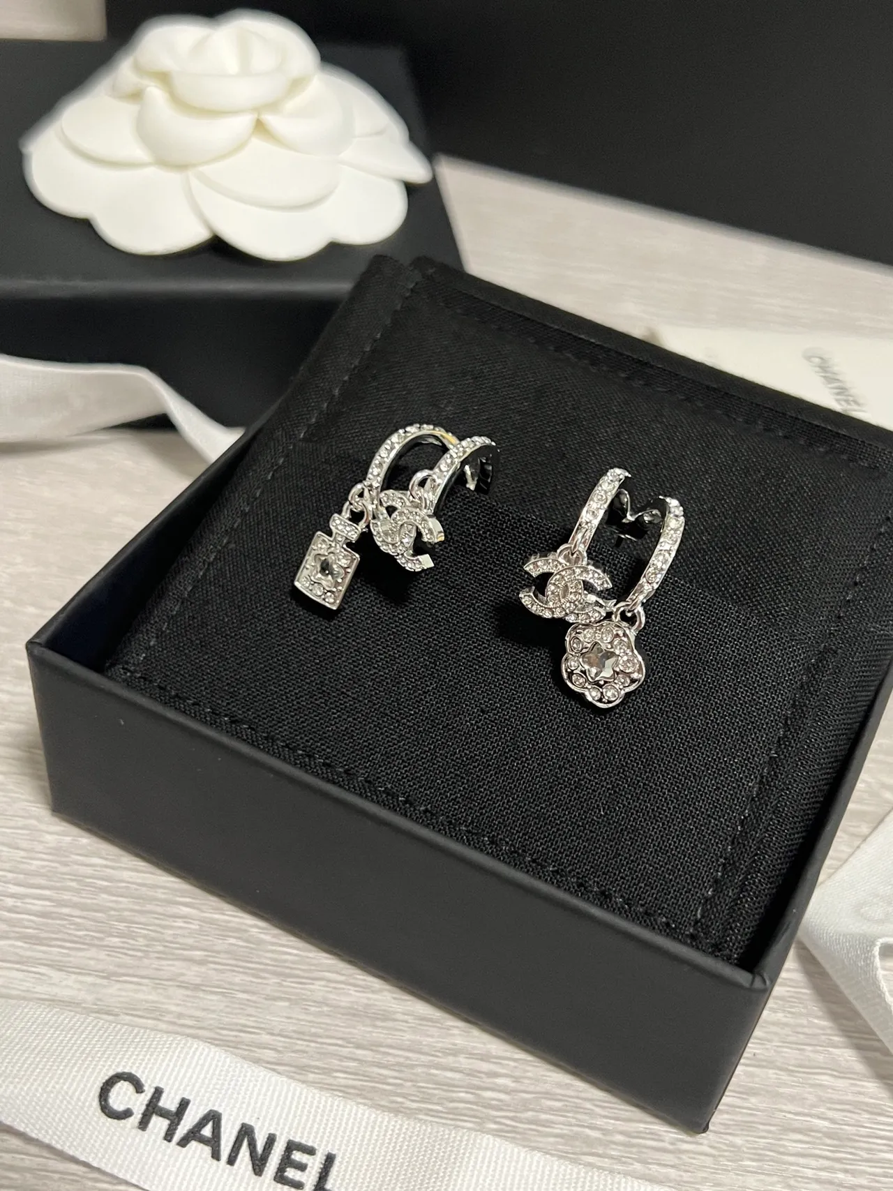 Chanel كاميليا و لك بافيه كريستال أقراط غير متماثلة 8