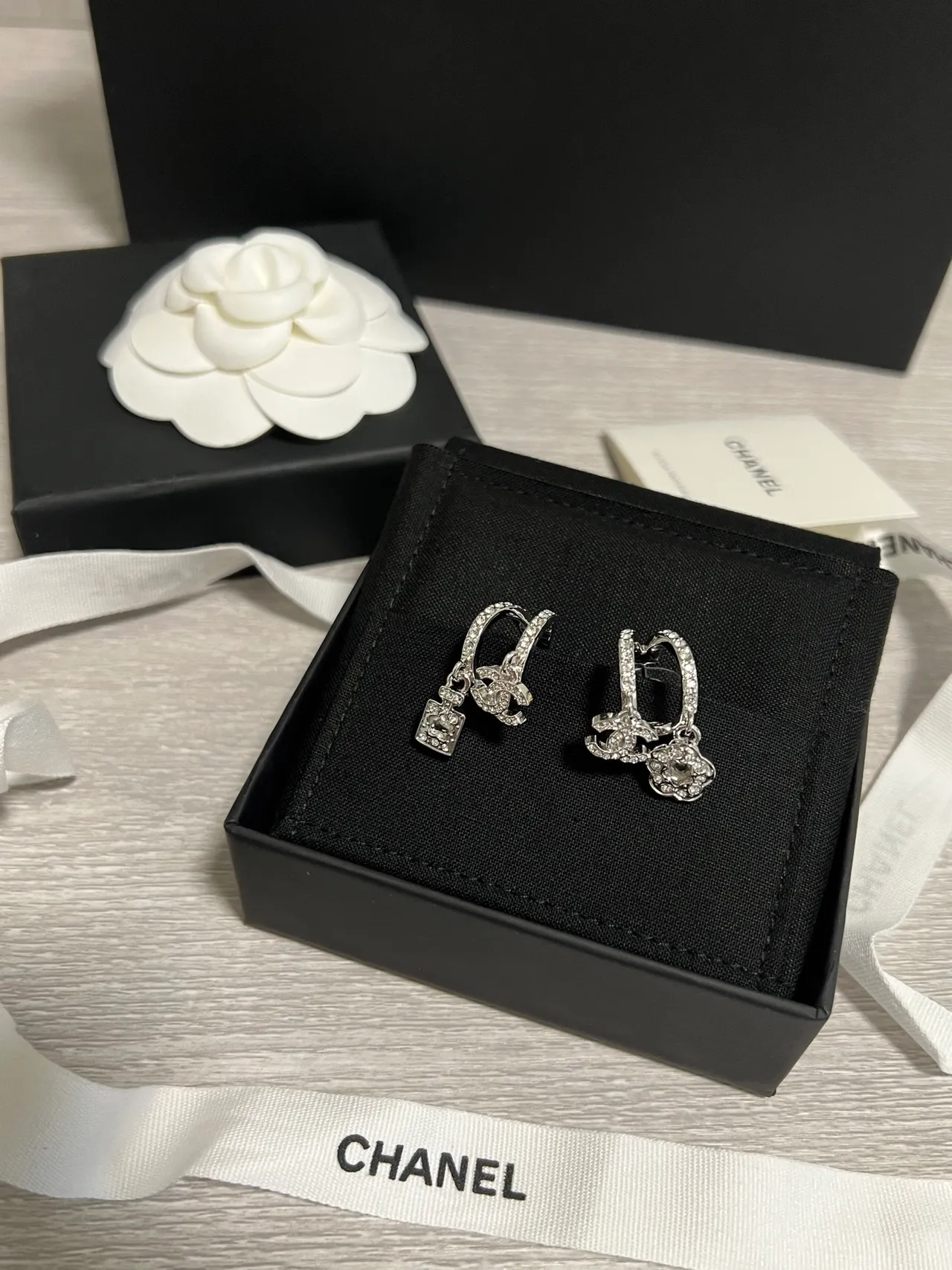 Chanel كاميليا و لك بافيه كريستال أقراط غير متماثلة 9