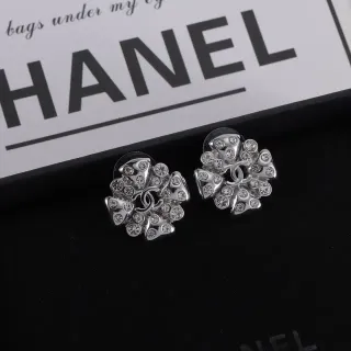 Chanel Camellia أقراط كريستال ستد