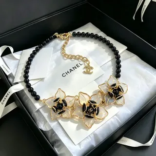 Chanel Camellia Flower Necklace خرز أسود لون ذهبي راتنج بتلات
