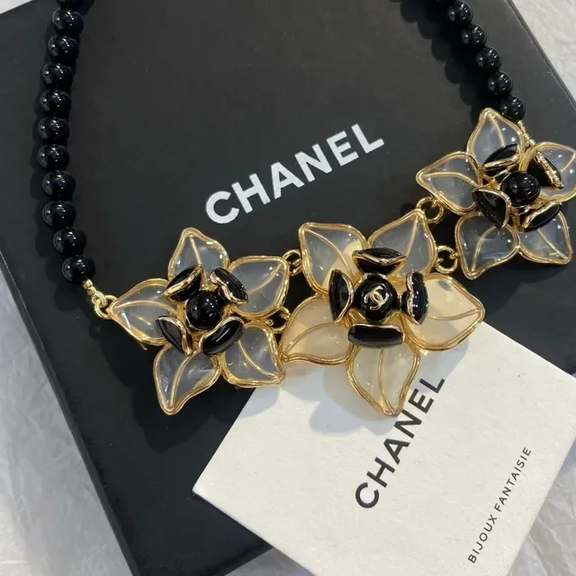 Chanel Camellia Flower Necklace خرز أسود لون ذهبي راتنج بتلات 3
