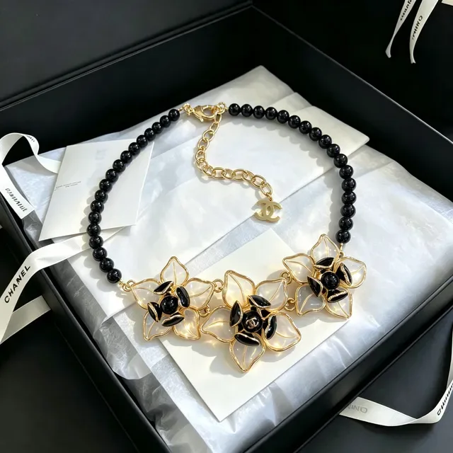 Chanel Camellia Flower Necklace خرز أسود لون ذهبي راتنج بتلات 5