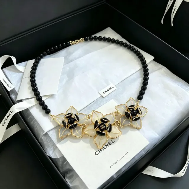 Chanel Camellia Flower Necklace خرز أسود لون ذهبي راتنج بتلات 6