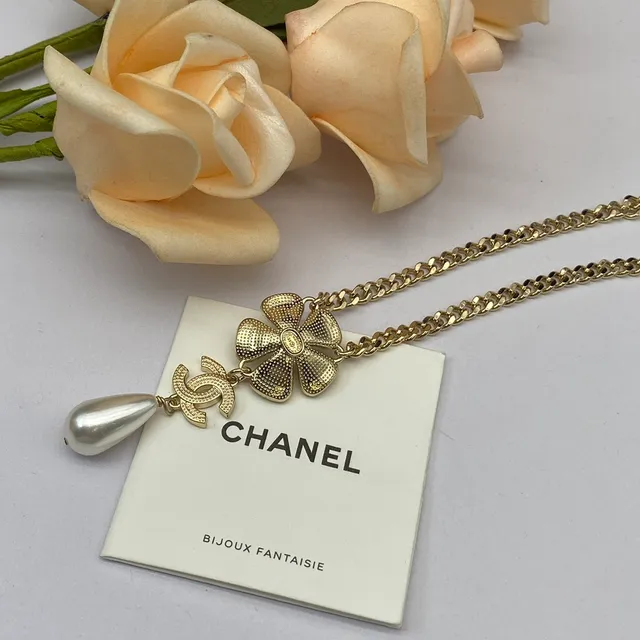 Chanel Camellia Collar de perlas tono dorado con cristal y perla colgante 2