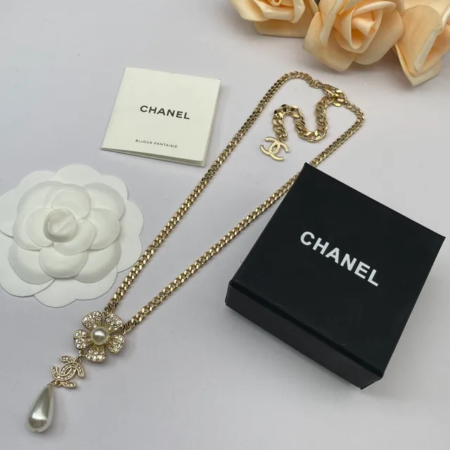 Chanel Camellia Collar de perlas tono dorado con cristal y perla colgante 3