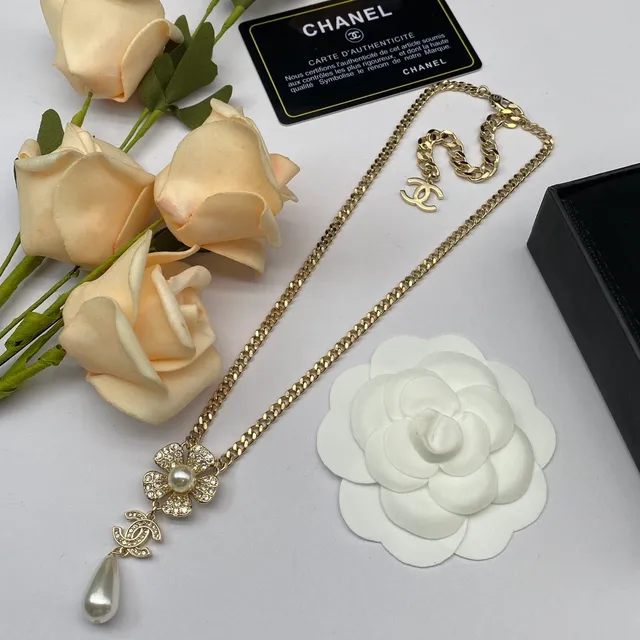Chanel Camellia Collar de perlas tono dorado con cristal y perla colgante 4