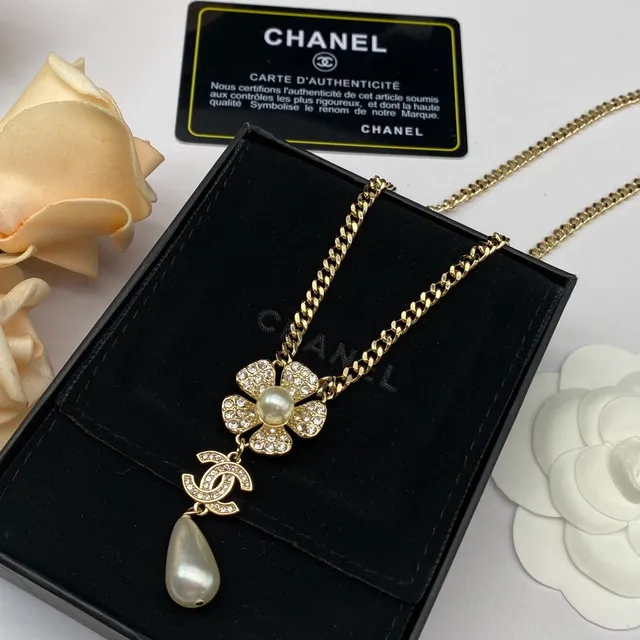 Chanel Camellia Collar de perlas tono dorado con cristal y perla colgante 5