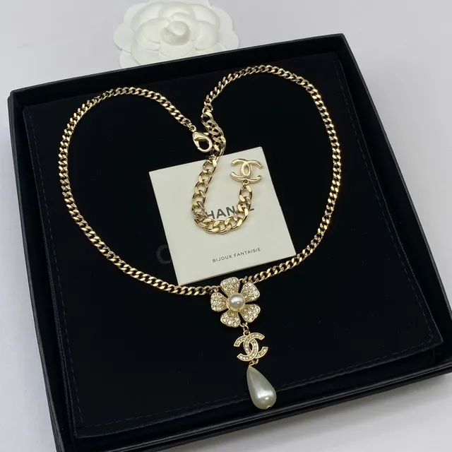 Chanel Camellia Collar de perlas tono dorado con cristal y perla colgante 6