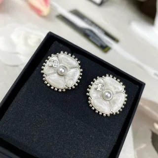 Chanel Camellia أقراط أبيض فضي بنماط زهري مركز بلؤلؤ
