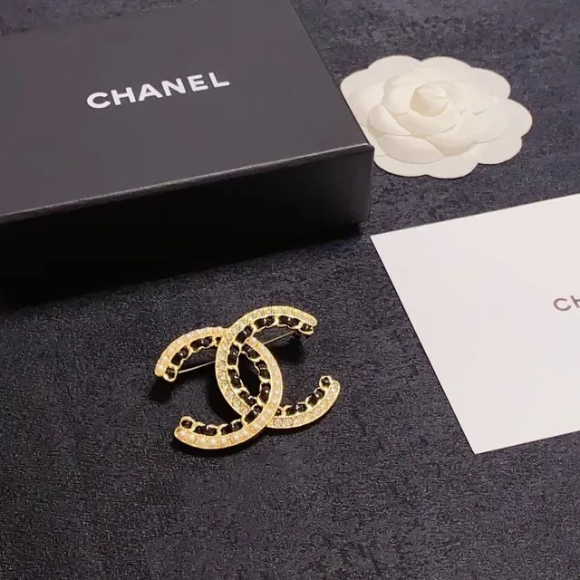 Broche Chanel CC Dourado Preto Esmaltado com Borda de Pérolas 2
