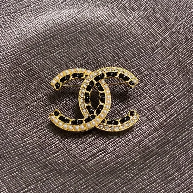 Broche Chanel CC Dourado Preto Esmaltado com Borda de Pérolas 3