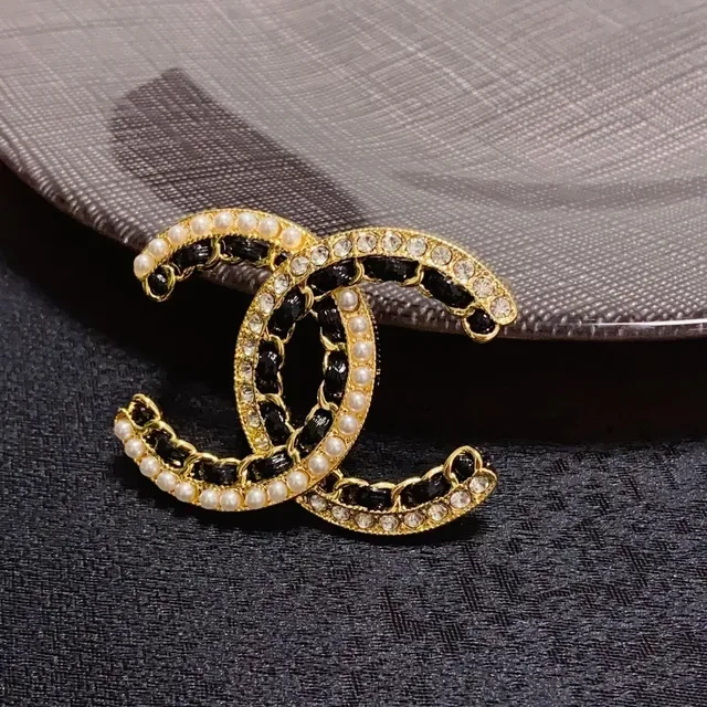 Broche Chanel CC Dourado Preto Esmaltado com Borda de Pérolas 4