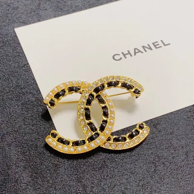 Broche Chanel CC Dourado Preto Esmaltado com Borda de Pérolas 5