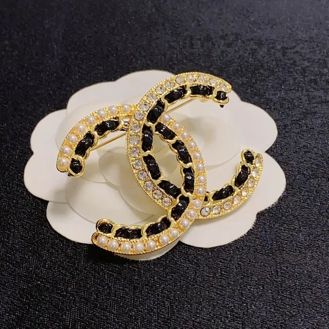 Broche Chanel CC Dourado Preto Esmaltado com Borda de Pérolas 7