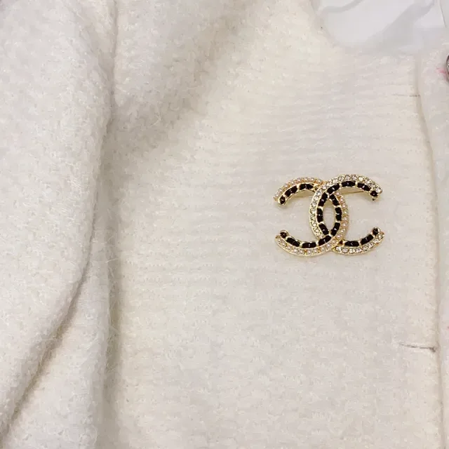 Broche Chanel CC Dourado Preto Esmaltado com Borda de Pérolas 8