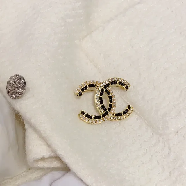 Broche Chanel CC Dourado Preto Esmaltado com Borda de Pérolas 9