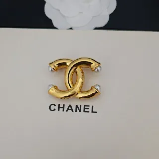 Chanel CC Brooch सोने और सफेद Interlocking Motif धातु Brooch