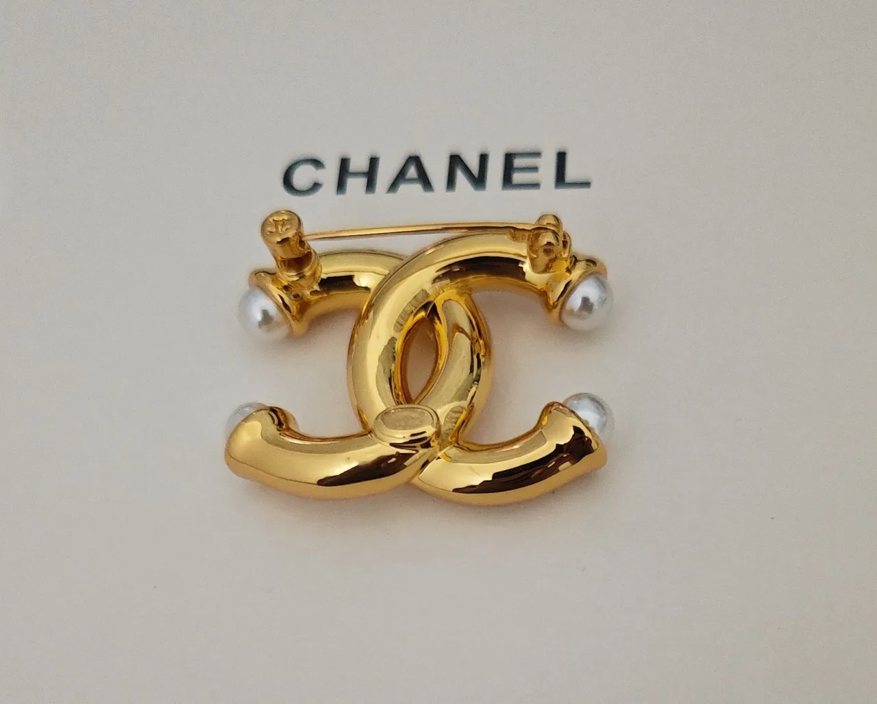 Chanel CC Brooch सोने और सफेद Interlocking Motif धातु Brooch 2