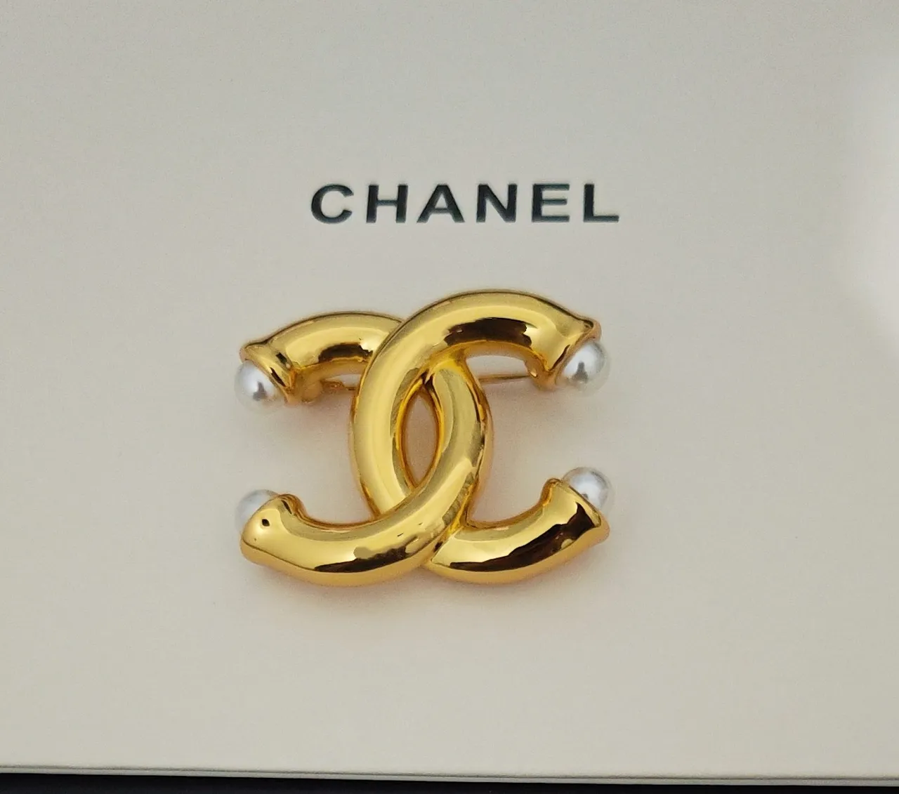 Chanel CC Brooch सोने और सफेद Interlocking Motif धातु Brooch 3