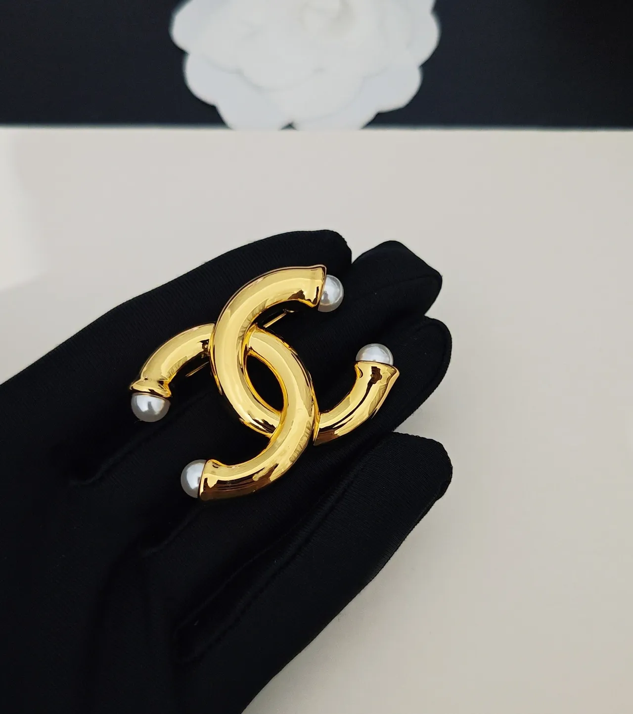 Chanel CC Brooch सोने और सफेद Interlocking Motif धातु Brooch 4