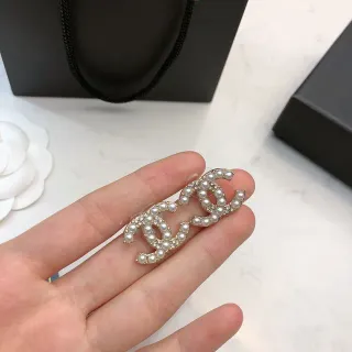 Chanel CC ब्रोच मोती और क्रिस्टल गोल्ड-टोन ब्रोच