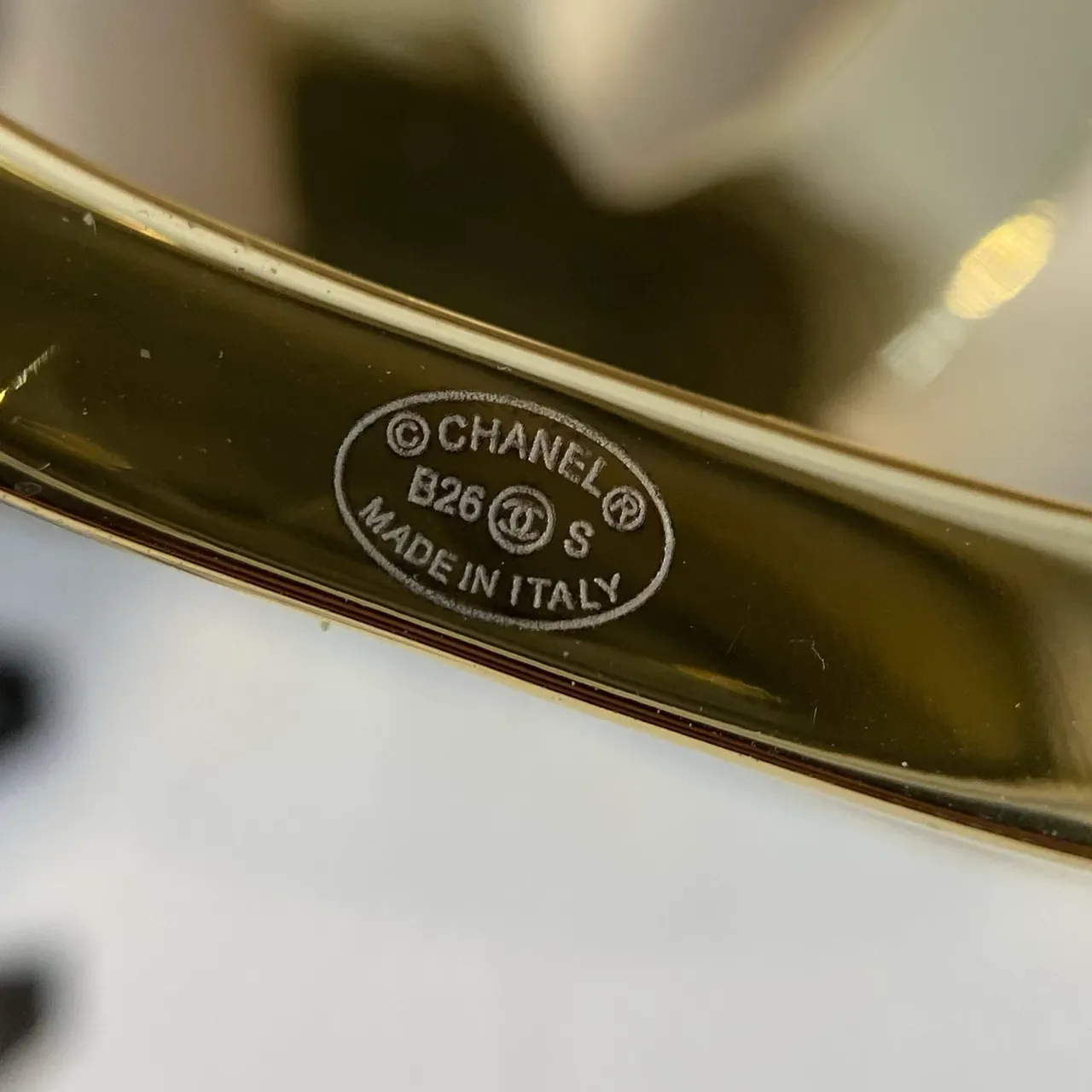 Chanel CC Camellia सुनहरा सफेद इंटरलॉकिंग लोगो बेस ब्रोच 5