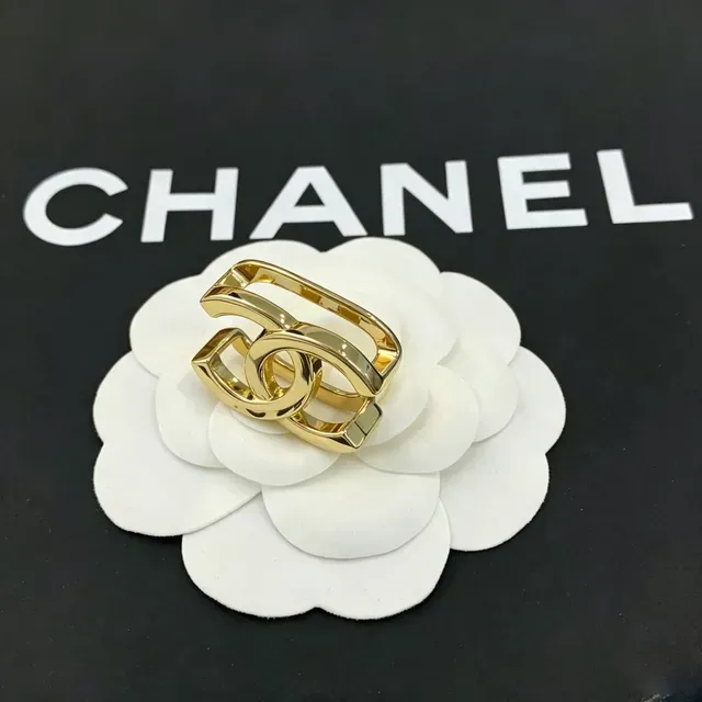 Chanel CC Camellia सुनहरा सफेद इंटरलॉकिंग लोगो बेस ब्रोच 6