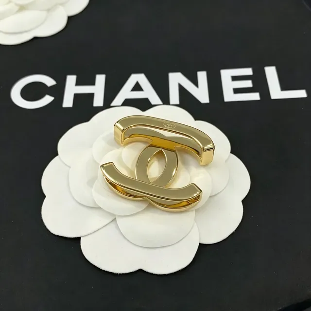 Chanel CC Camellia सुनहरा सफेद इंटरलॉकिंग लोगो बेस ब्रोच 7