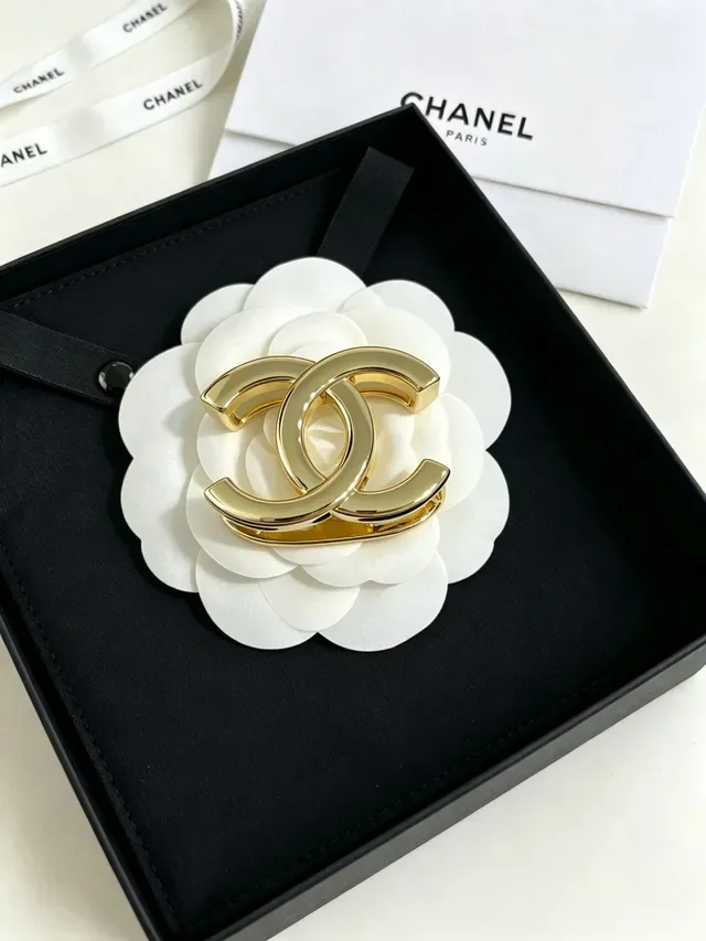 Chanel CC Camellia सुनहरा सफेद इंटरलॉकिंग लोगो बेस ब्रोच 8