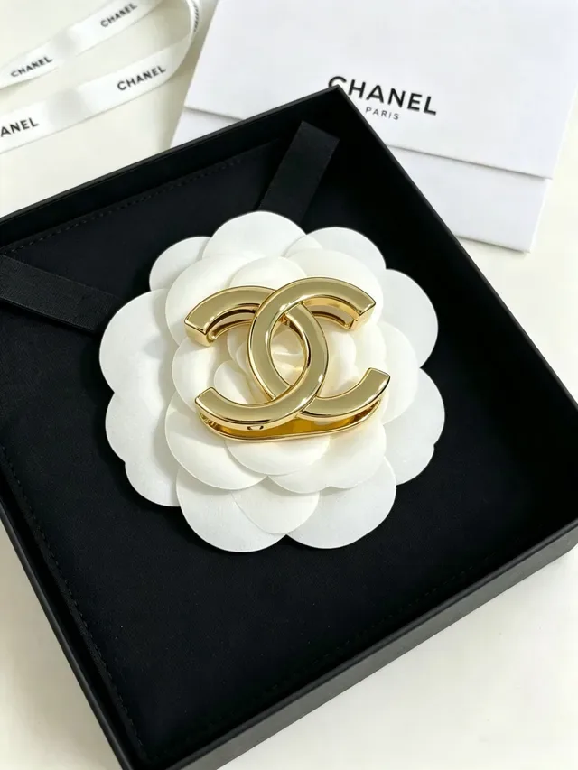 Chanel CC Camellia सुनहरा सफेद इंटरलॉकिंग लोगो बेस ब्रोच 9