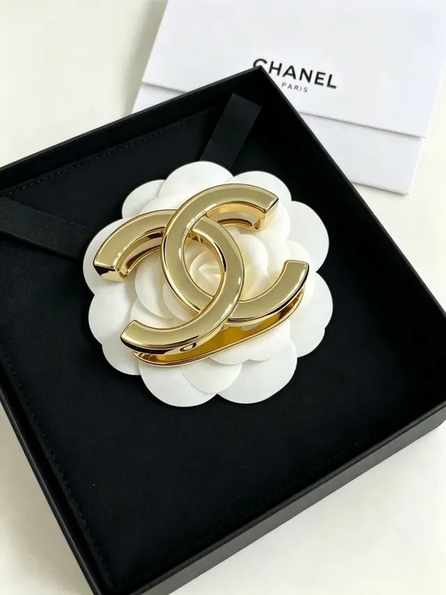 Chanel CC Camellia सुनहरा सफेद इंटरलॉकिंग लोगो बेस ब्रोच 10