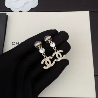 Chanel CC Drop চাঁদি সাদা ক্রিস্টাল ইম্বেলিশড ইয়াররিংস
