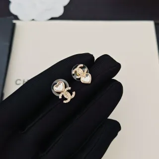 Chanel CC Heart Pavé كريستال ذهبي أقراط ستود