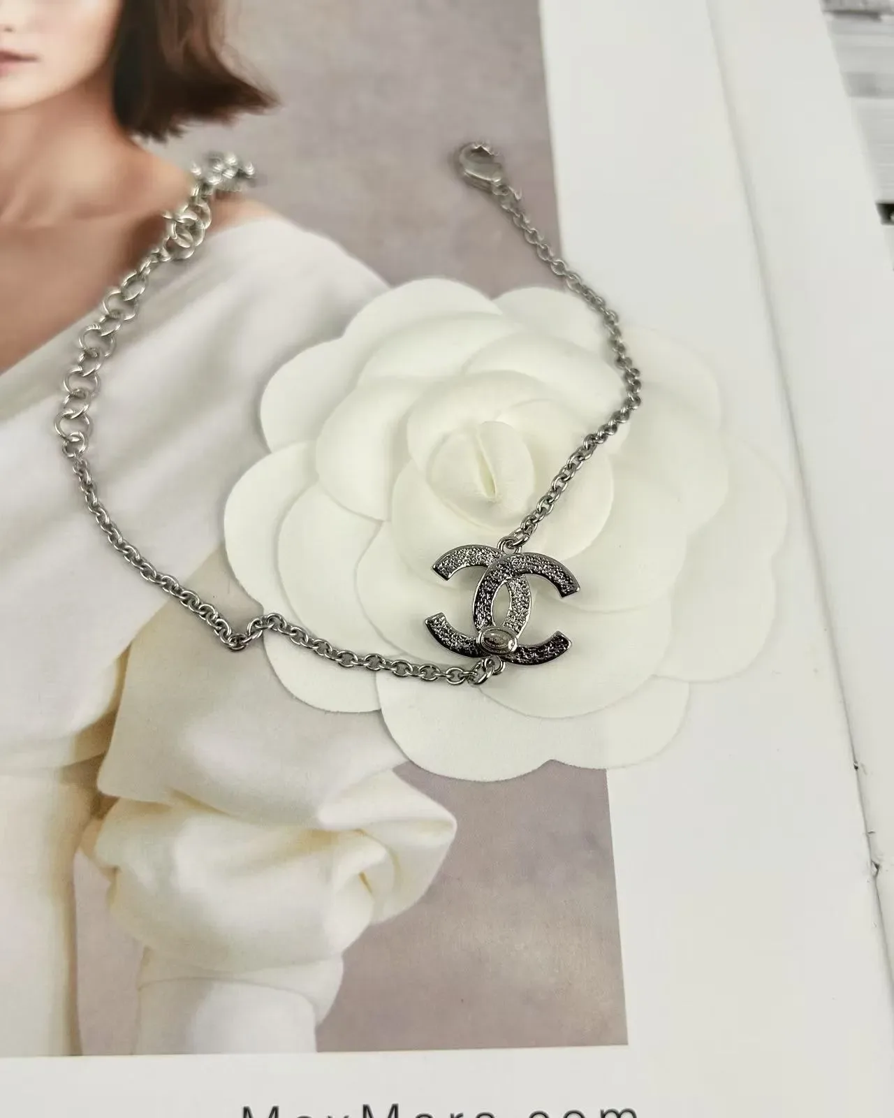 Chanel CC Logo 银色 Pave 水钻 双 charm 手链 2