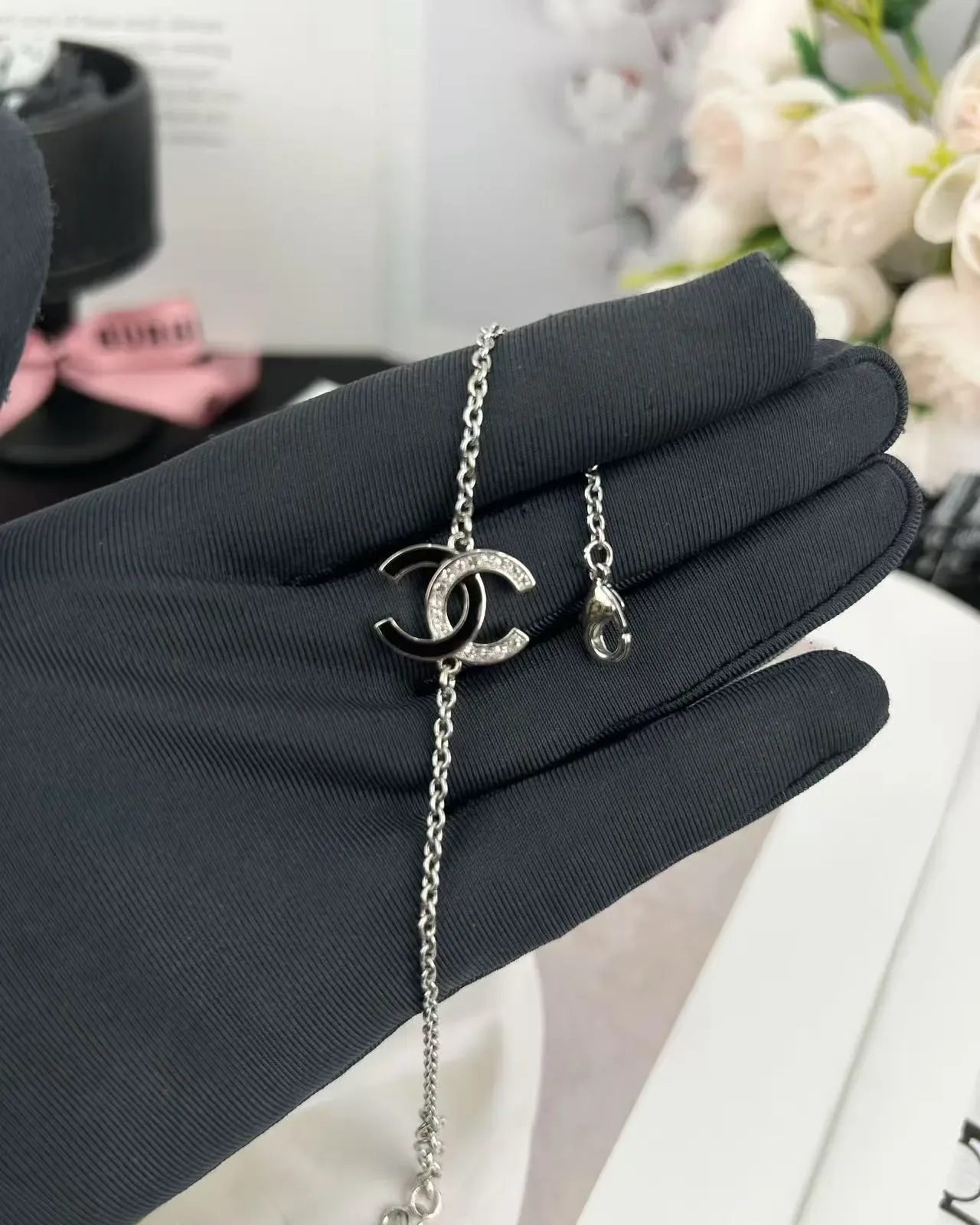 Chanel CC Logo 银色 Pave 水钻 双 charm 手链 3