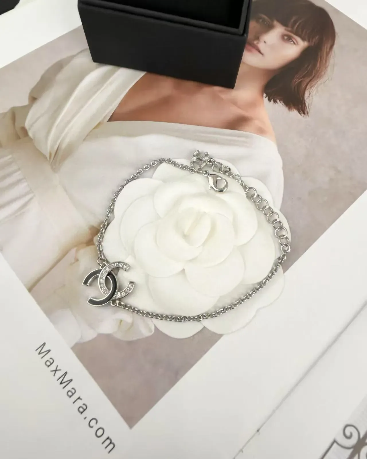 Chanel CC Logo 银色 Pave 水钻 双 charm 手链 4