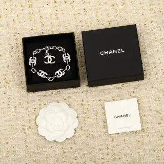 Chanel CC Logo سوارة سلسلية لون فضي بافيه كريستال سوار