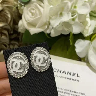 Chanel brincos ovalados com logotipo CC e cristais pavé