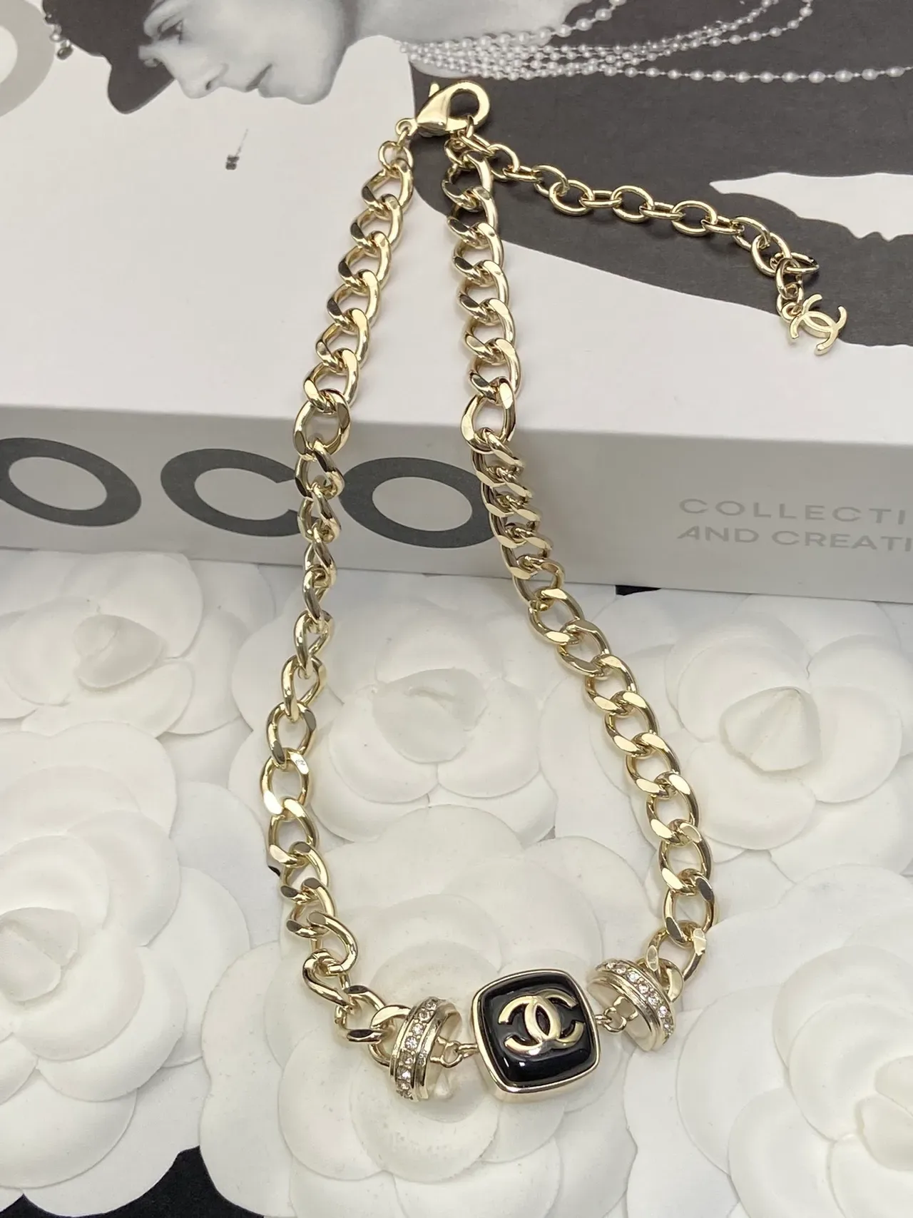 Colar Chanel CC Logo Corrente Curb Chain Pendente Quadrado Ouro Preto 3