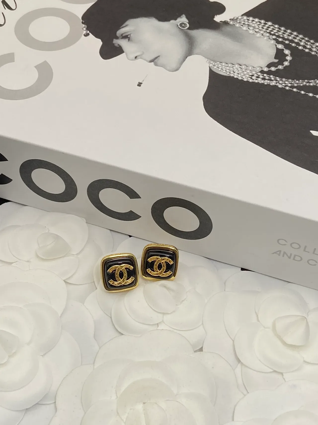 Colar Chanel CC Logo Corrente Curb Chain Pendente Quadrado Ouro Preto 4