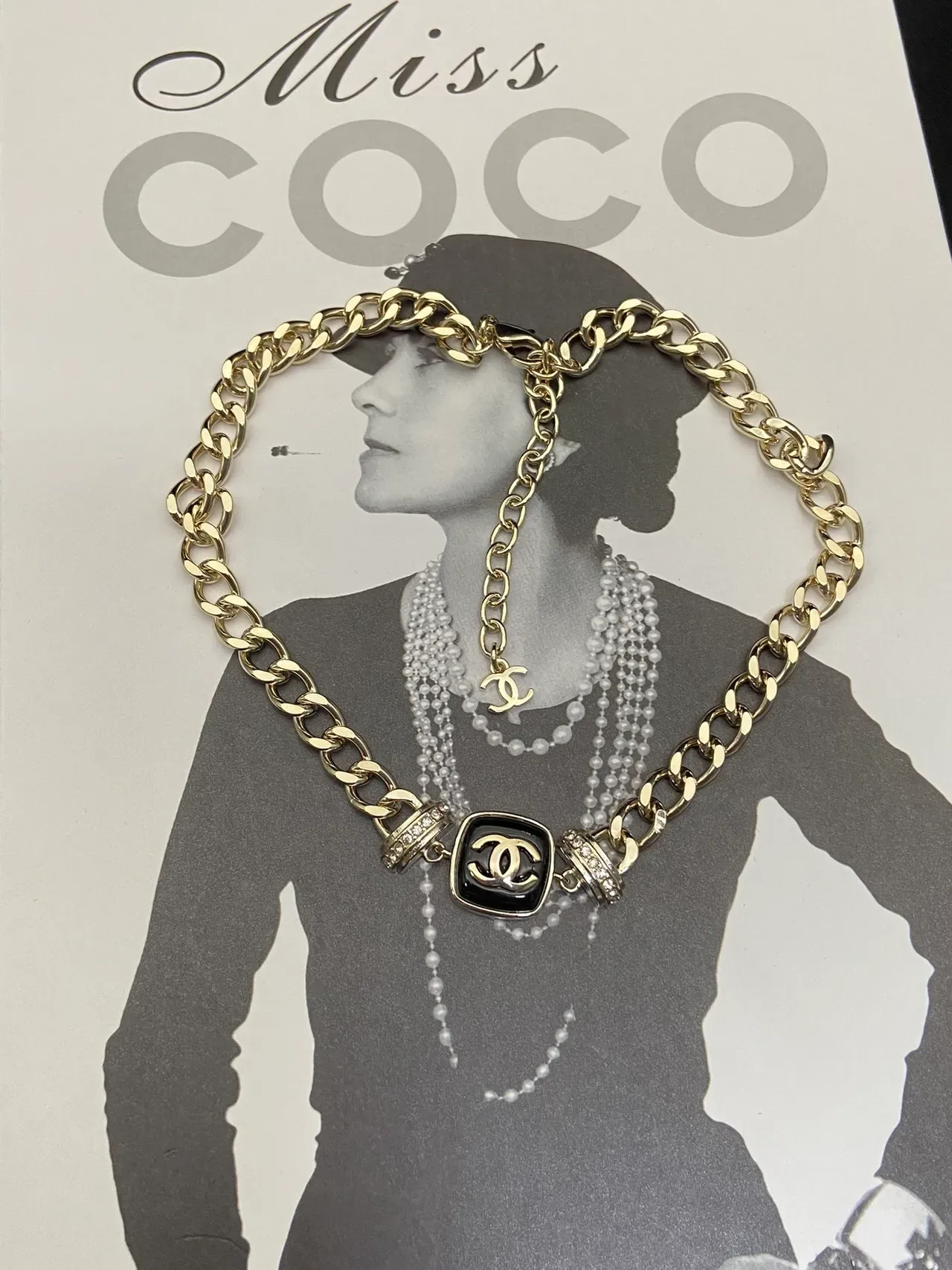 Colar Chanel CC Logo Corrente Curb Chain Pendente Quadrado Ouro Preto 5