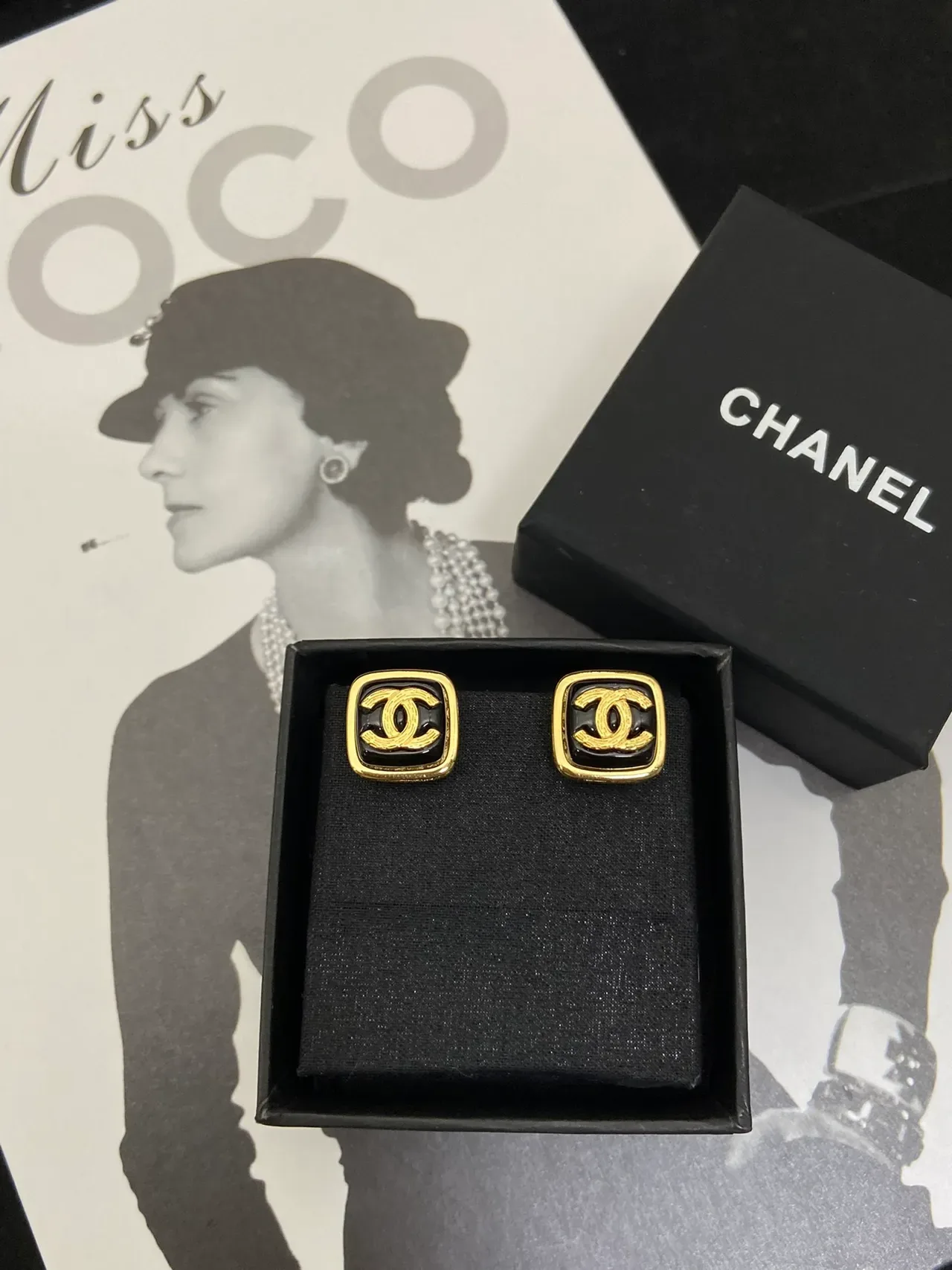 Colar Chanel CC Logo Corrente Curb Chain Pendente Quadrado Ouro Preto 6