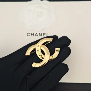 Chanel CC Logo गोल्ड टोन रिवेटेड ब्रोच