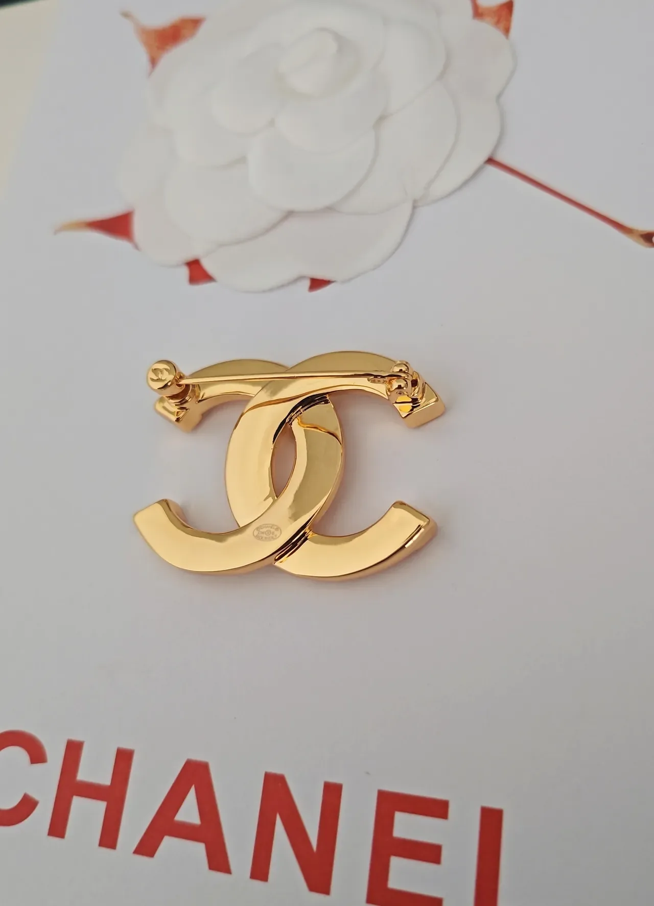 Chanel CC Logo गोल्ड टोन रिवेटेड ब्रोच 2