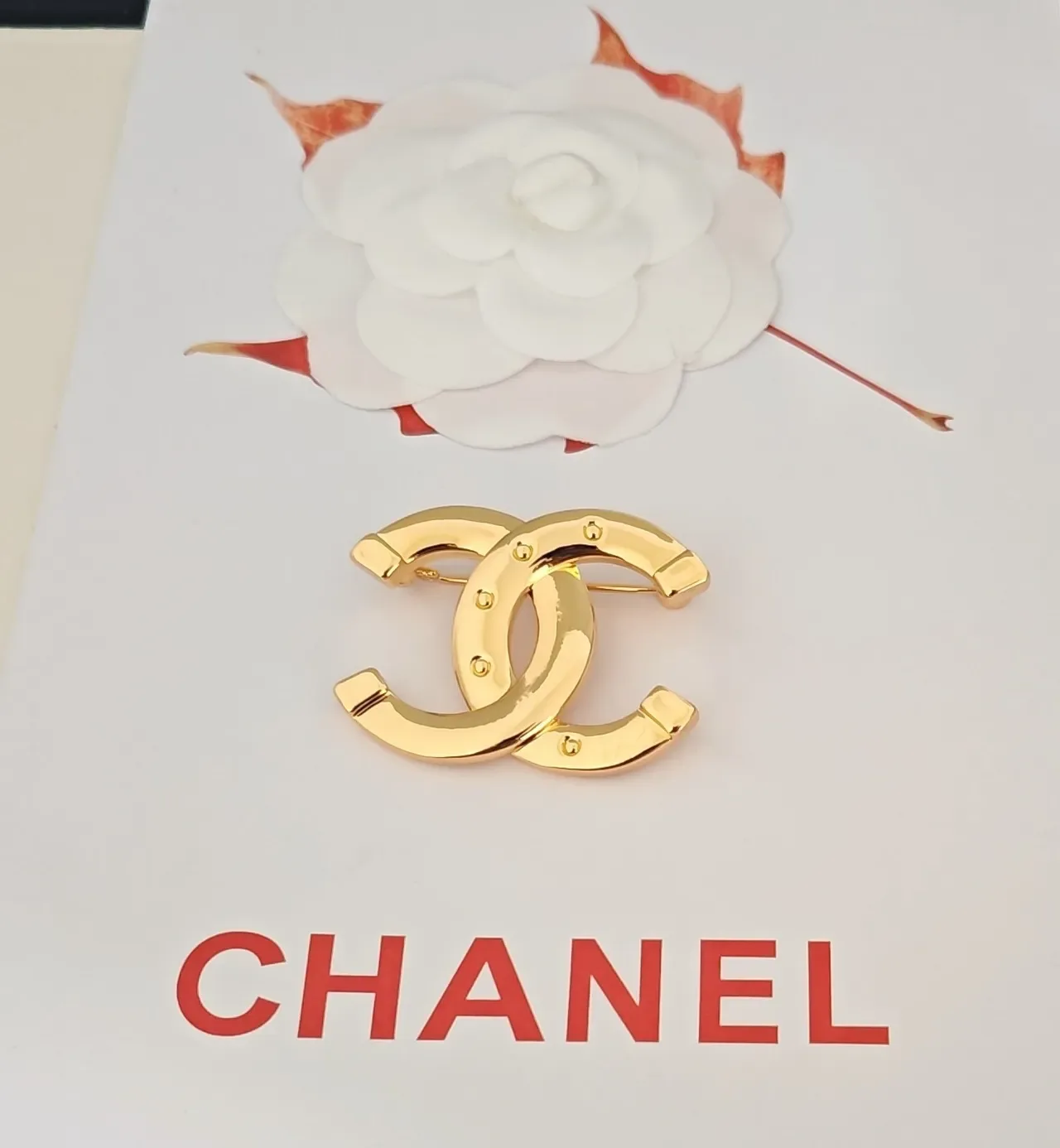 Chanel CC Logo गोल्ड टोन रिवेटेड ब्रोच 3
