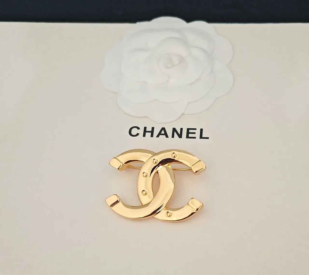 Chanel CC Logo गोल्ड टोन रिवेटेड ब्रोच 4