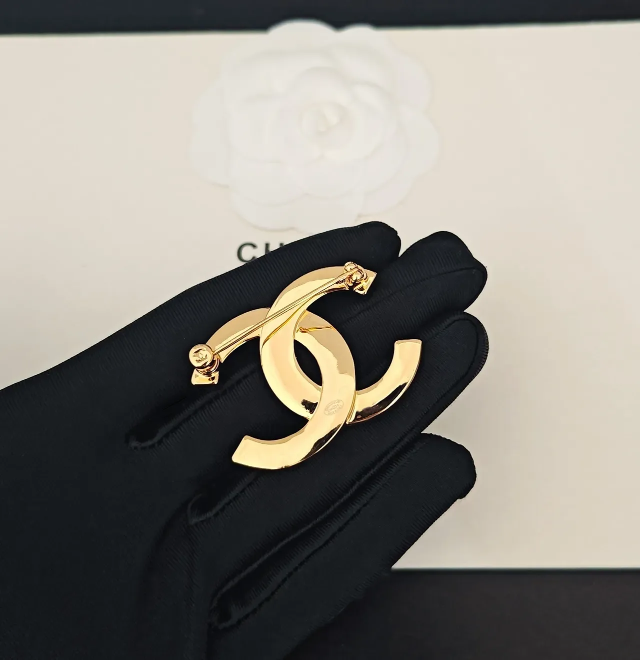 Chanel CC Logo गोल्ड टोन रिवेटेड ब्रोच 5