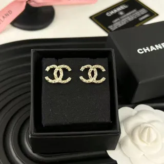 Chanel CC Logo أقراط تيب ذهب أسود مخدد