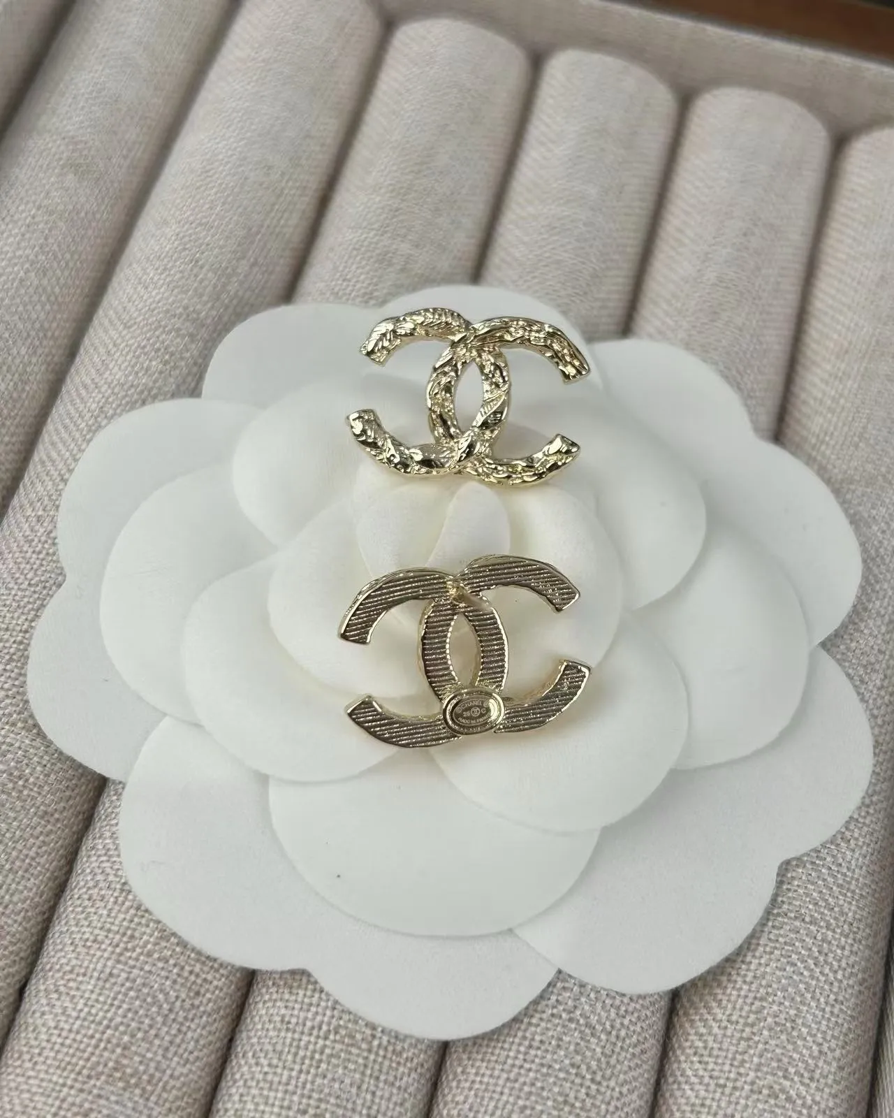 Chanel CC Logo স্টাড সোনার কালো খুরদুরে কানের দুল 2